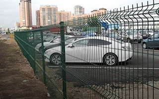 Автостоянка с секционным ограждением