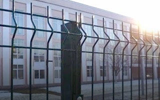 Общественное учреждение с секционным ограждением